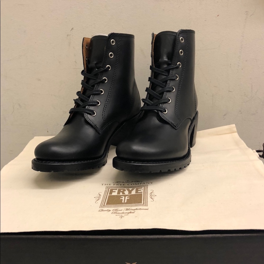NEW with box! Frye Sabrina 6G Lace Up 8.5 Black